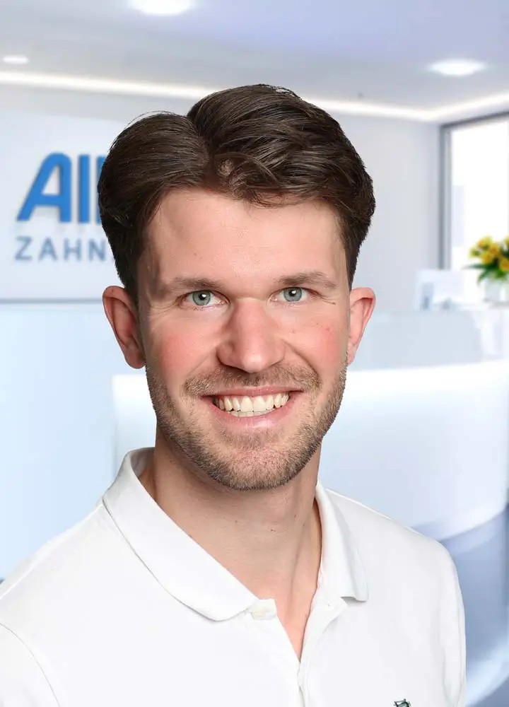Portrait Zahnarzt Nicolai Leege (AllDent Hamburg Hauptbahnhof)