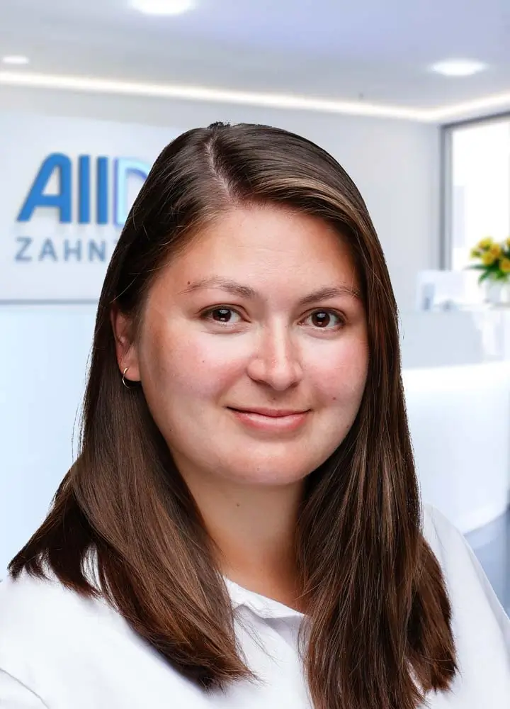 Portrait Zahn&auml;rztin Annika L&ouml;scher (AllDent Hamburg Hauptbahnhof)