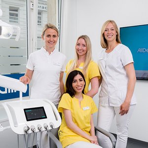 Zahnärztinnen und ZFA Behandlungsraum AllDent