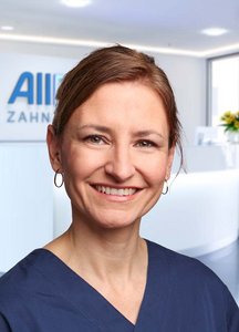 Portrait Oralchirurgin Saskia von der Recke (AllDent Hamburg Hbf.)