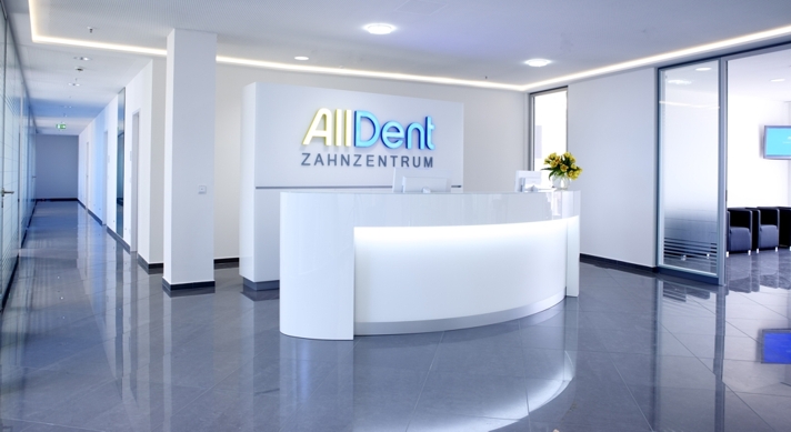 Empfangsbereich AllDent Zahnzentrum mit weißen Möbeln