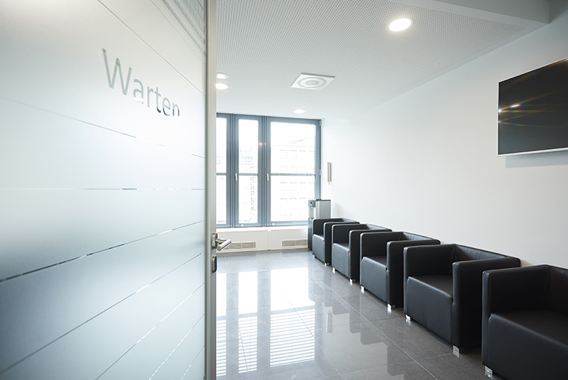 Blick in den Warteraum im AllDent Zahnzentrum