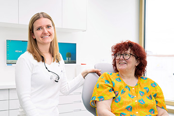 Erstberatung Behandlungsraum Zahnärztin und Patientin AllDent Zahnzentrum Hamburg