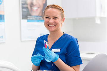 Zahnmedizinische Prophylaxeassistentin in Behandlungsraum AllDent Hamburg