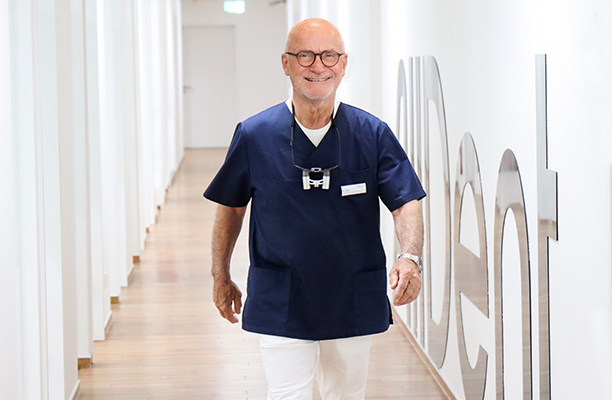 Dr. Bolz geht durch AllDent Flur